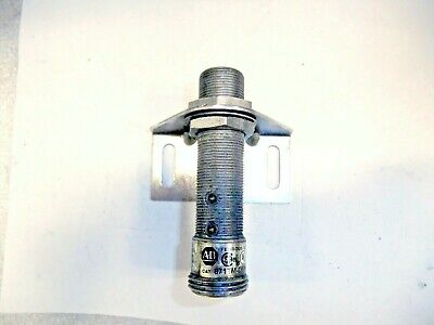 Allen-Bradley 871TM-DF3NP18-N4 Sensor with bracket