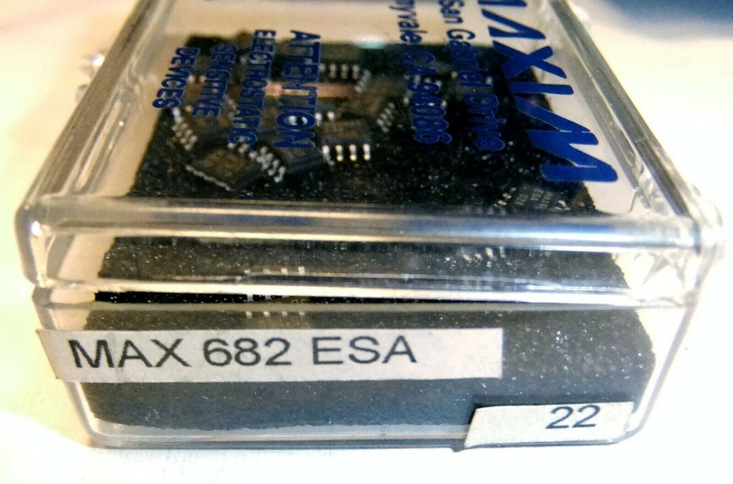 22 NIB MAXIM MAX682ESA CHARGE PUMP REGULATORS