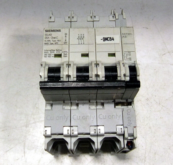 Siemens 5SJ4325-7HG41 25A Circuit Breaker w/ 5ST3010-0HG Aux. Circuit Switch