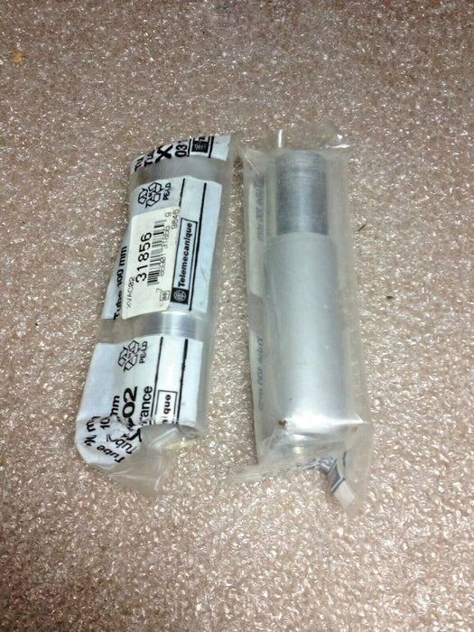 2 Telemecanique XVAC02 Stach Light Tube