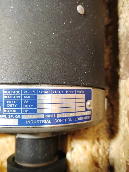 Magnetrol T57-1E3C-EEH 120/240 V AC 250 PSI Side-Mounted Liquid Level Switch