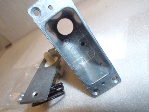 Thomas & Betts 4YF22 Automatic Door Operated Light Switch