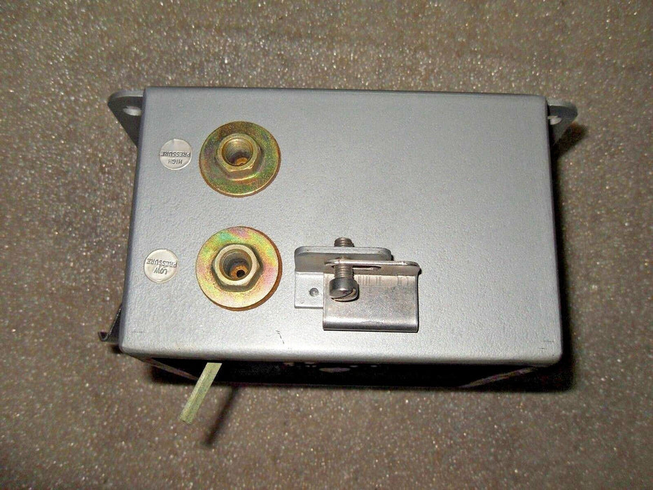 Dwyer 1824 10 Low Pressure Switch W/ Enclosure