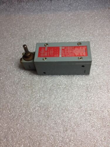 Allen-Bradley 802XR-H1F7A LIMIT SWITCH