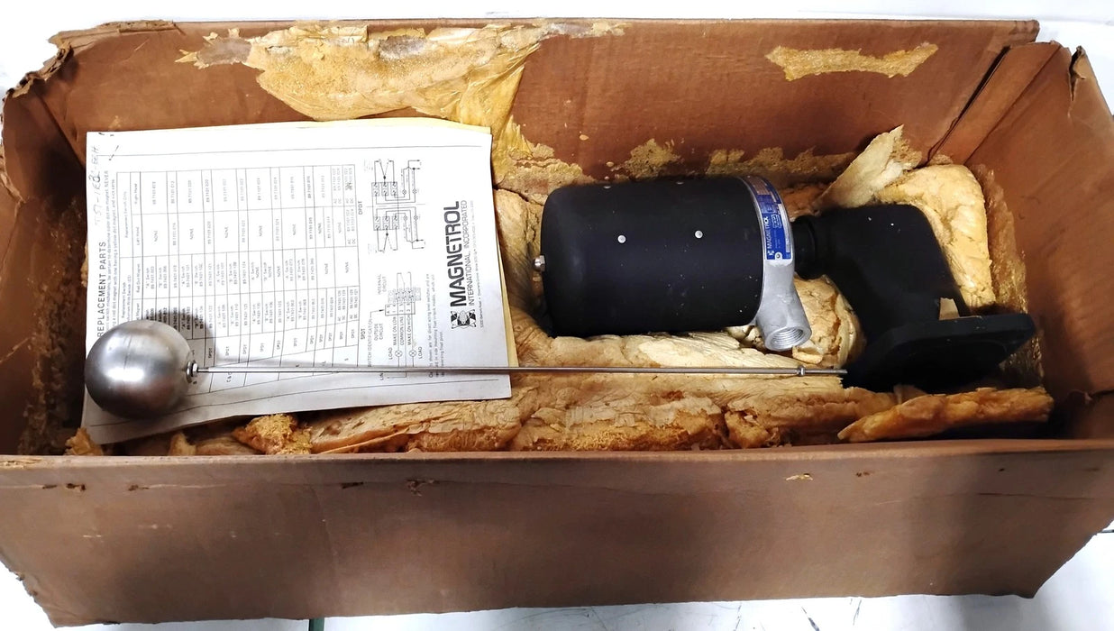 Magnetrol T57-1E3C-EEH 120/240 V AC 250 PSI Side-Mounted Liquid Level Switch