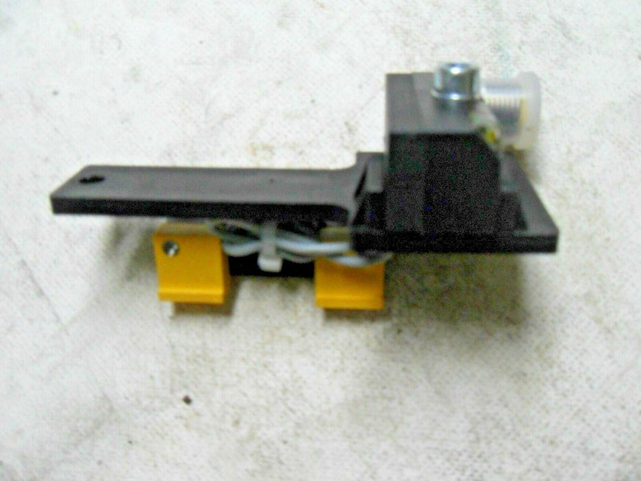 1 Turck Ni2-Q9, 5-AP6-0,1-ES4 4X3/S304 SENSOR WITH BRACKET
