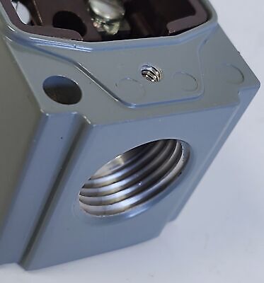 Allen-Bradley 802T-D1 Ser D Roller Plunger Limit Switch