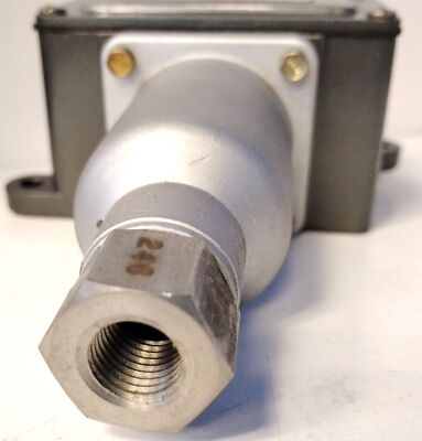 United Electric J6-610 125/250 V AC 30-100 psi Differential Pressure Switch