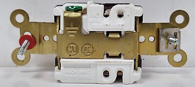 Hubbell HBL5631 2 Pole 3 Wire 20 A 125 V Single Receptacle