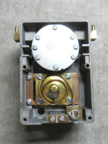 1 JOHNSON CONTROLS P-8000 PROPORTIONAL ACTION PRESSURE CONTROLLER