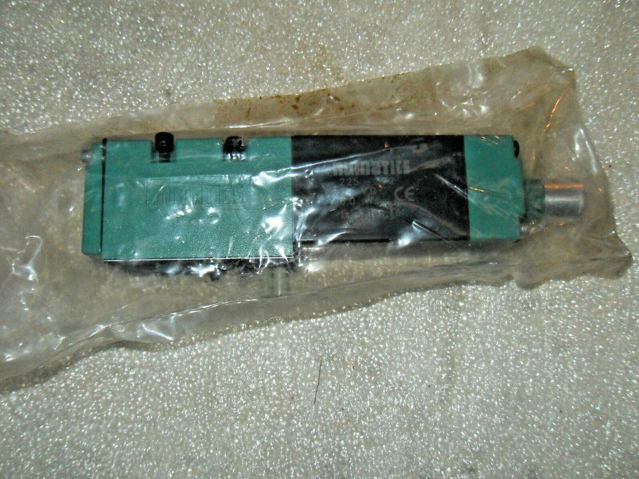 Numatics 152SA400M011B61 Mark 15 Directional Control Valve, 1/8"