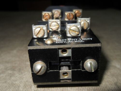 Allen-Bradley 800T-D6C Ser A Red Push Button Switch