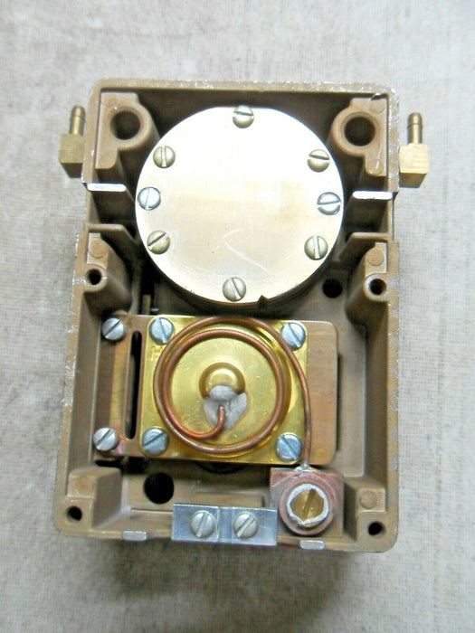 Johnson Controls P-8000 Proportional Action Pressure Controller
