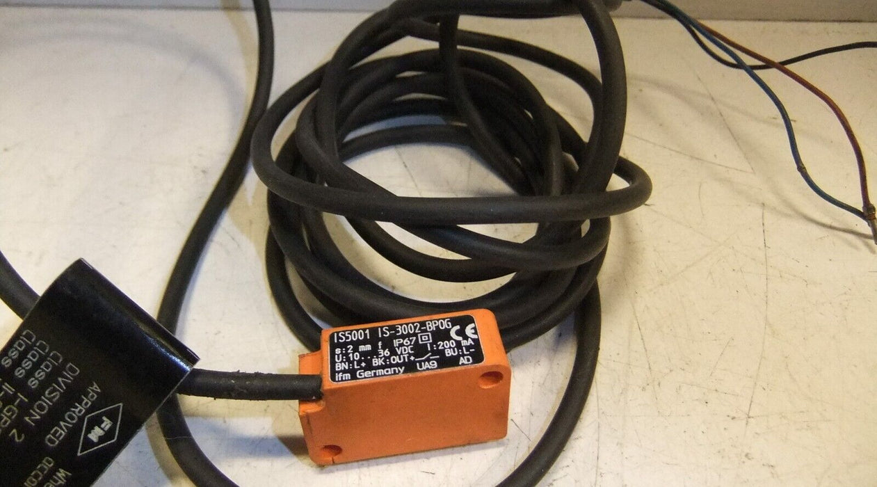 IFM IS-3002-BPOG-IS5001 Proximity Switch
