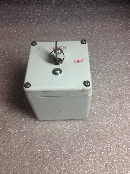 Tecnomatic Hd16 Key Operated Selector Switch ESIDTZMWF-24VDC-FLHJ/TEMS