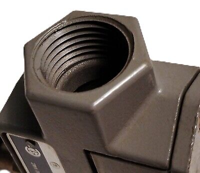 Honeywell BZE6-2RQ8 125-600 V AC/DC 15 A Roller Plunger Limit Switch