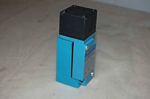 MICRO SWITCH LYS02E-2S PROXIMITY SWITCH INDUCTIVE