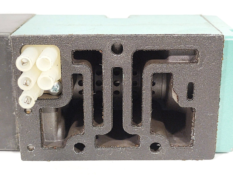 Numatics 152SA400M000061 Pneumatic Solenoid Valve w/ 24VDC Coil and 1/4 in Ports