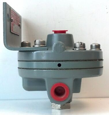 Moore 66BA3 1/4" NPT Series 66 1:3 Amplifying Pneumatic Relay