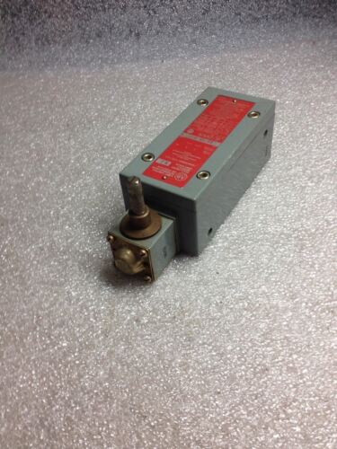 Allen-Bradley 802XR-H1F7A LIMIT SWITCH