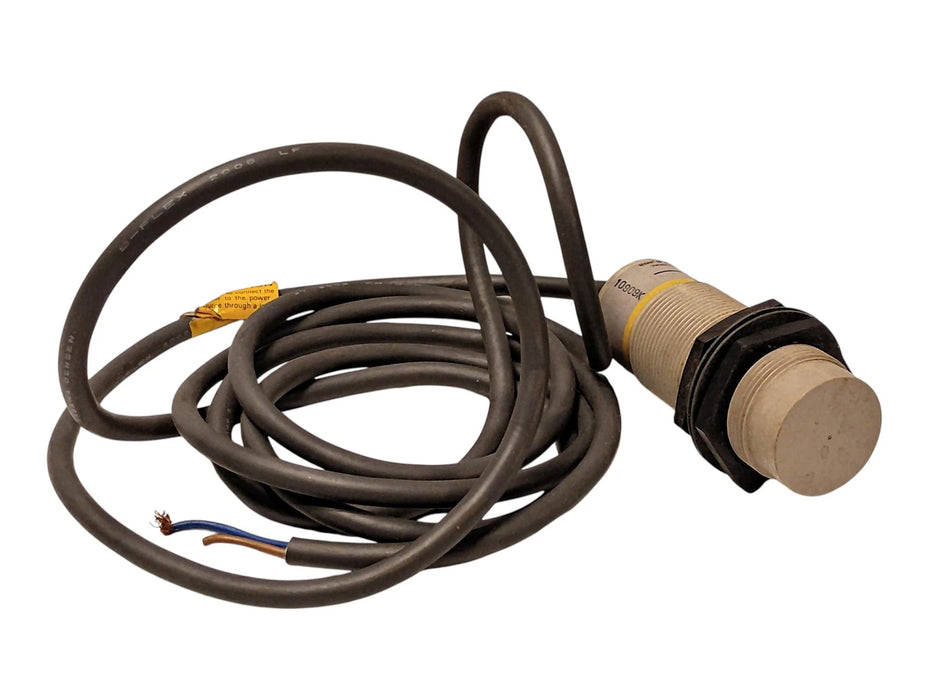 Omron E2K-X15MY2 100-240 V AC Capacitive Proximity Sensor