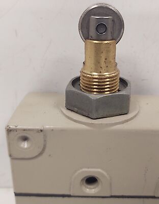 Omron ZE-Q22-2S Limit Switch