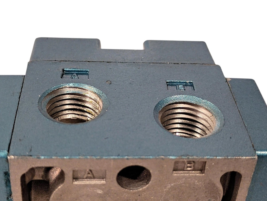 MAC Valves 712C-12-PI-502AA 150 psi Pneumatic Solenoid Valve w/ 24VDC Coil