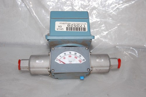United Electric J402K-S147B-M210 3-30 PSI Differential Pressure Switch