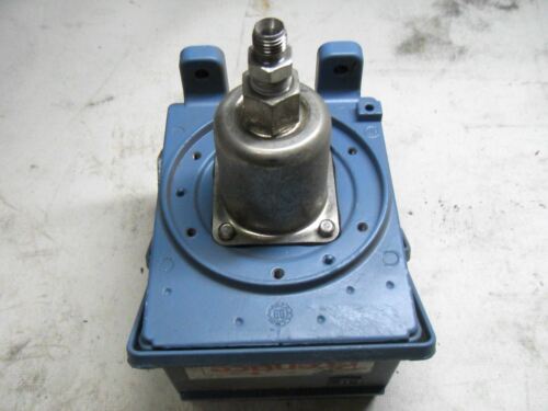 1 UNITED ELECTRIC CONTROLS COMPANY J400-144 PRESSURE SWITCH