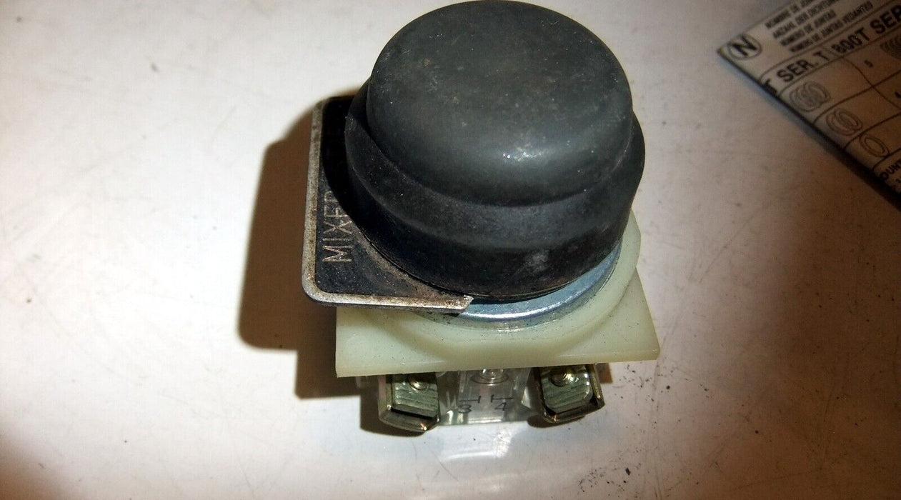 Allen-Bradley 800H-R2B Booted Push Button