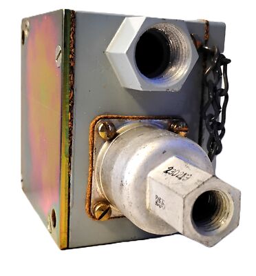 GE CR127B1 120-600 V 1-115 psi Pressure Switch in NEMA 13 Enclosure