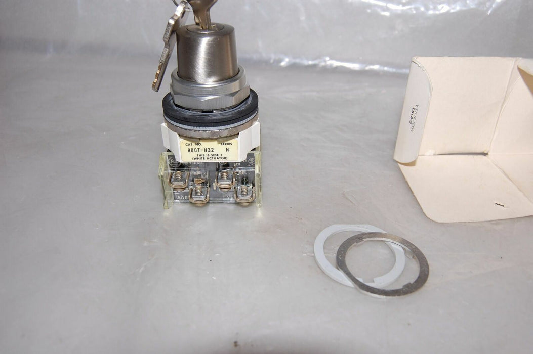Allen-Bradley SELECTOR SWITCH WITH KEY 800T-H32