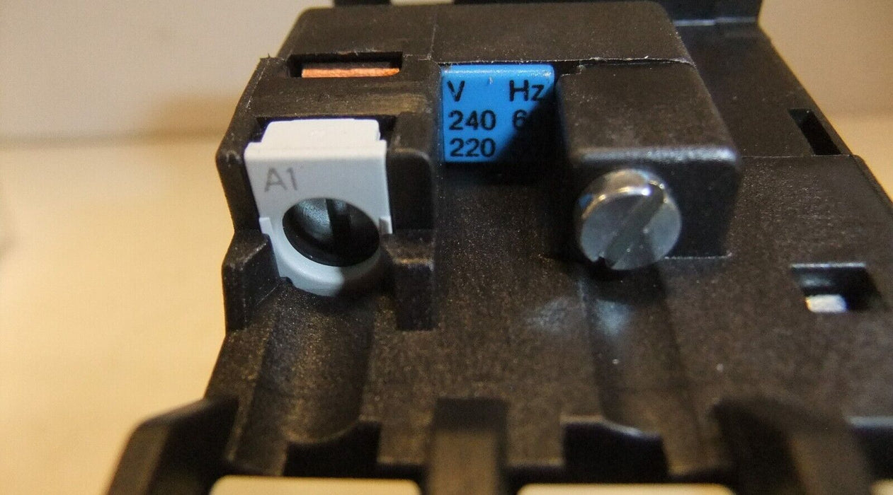 Siemens Contactor 3P 220/240V 3TF42 22-OAP6