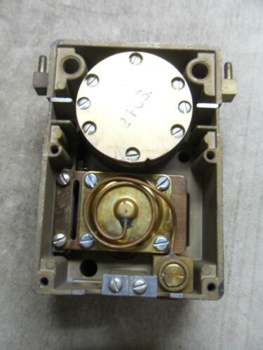 Johnson Controls P-8000 Two Position Pressure Controller