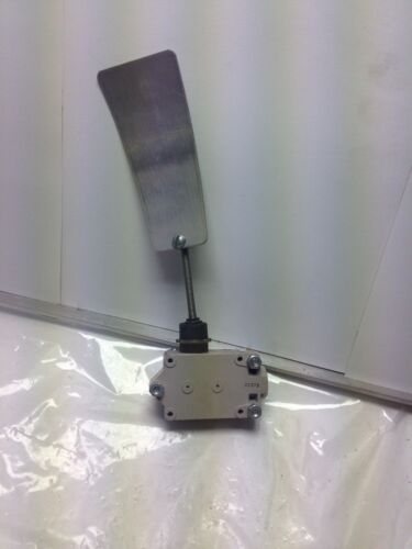 OMRON AF20GNJ5-RS LIMIT SWITCH