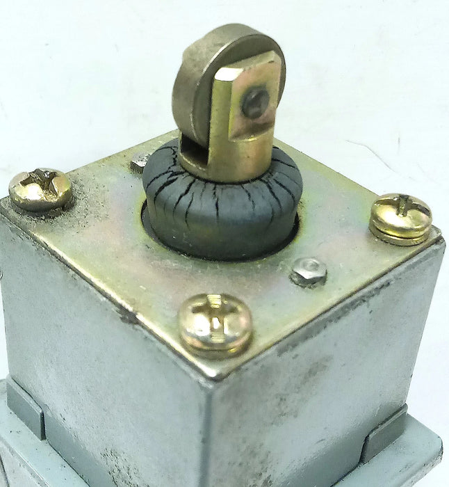 Allen-Bradley 802T-DP 600 V AC 10 A Oiltight Roller Plunger Limit Switch