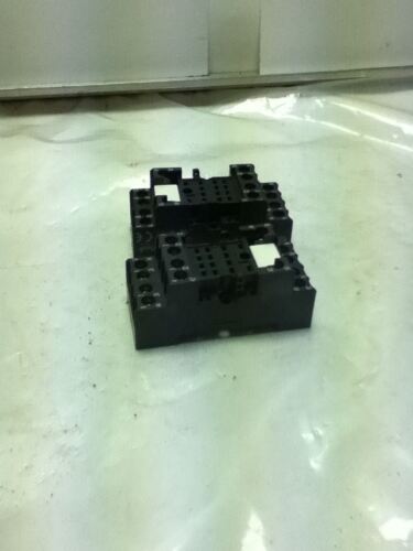 2 Allen-Bradley 700-HN103 Series B Blade Socket Bases