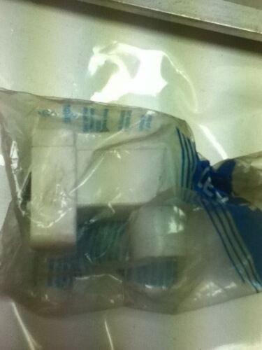 7 LEVITON 5C399 AND 5C400 LAMP HOLDERS