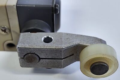Omron HL-5000G Rotary Gear Limit Switch w/ Nylon Roller